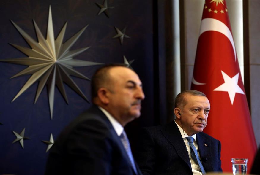 Ο Τούρκος πρόεδρος Ερντογάν και ο ΥΠΕΞ Τσαβούσογλου (Turkish Presidency via AP, Pool)