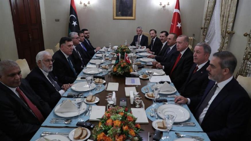 Ο Τούρκος πρόεδρος Ταγίπ Ερντογάν παρέθεσε δείπνο στον πρωθυπουργό της Λιβύης Φαγιέζ Ες Σαράζ (Twitter)
