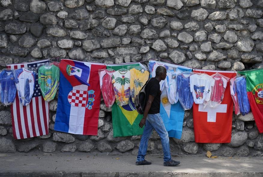 Αϊτή, ποδοσφαιρικές φανέλες και σημαίες προς πώληση σε περιοχή του Πορτ-ο-Πρενς (AP Photo/Odelyn Joseph) Αϊτή, ποδοσφαιρικές φανέλες και σημαίες προς πώληση σε περιοχή του Πορτ-ο-Πρενς (AP Photo/Odelyn Joseph)