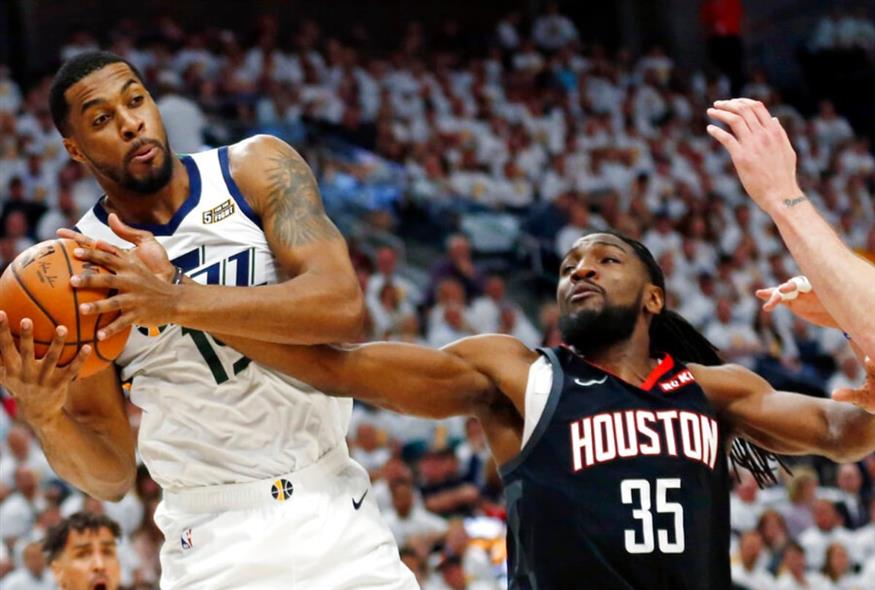 Ο Κένεθ Φαρίντ (δεξιά) με τη φανέλα του Χιούστον (AP)