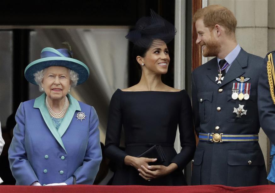 Βασίλισσα Ελισάβετ, πρίγκιπας Χάρι και Μέγκαν Μαρκλ  (Copyright: AP photo)