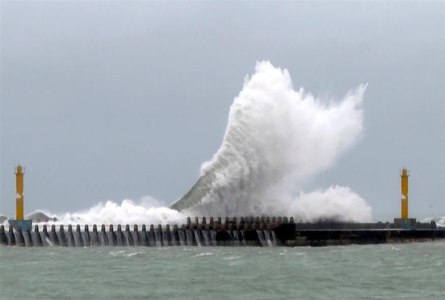 Τα κύματα που σήκωσε ο τυφώνας Γκέμι (AP Photo/Johnson Lai)
