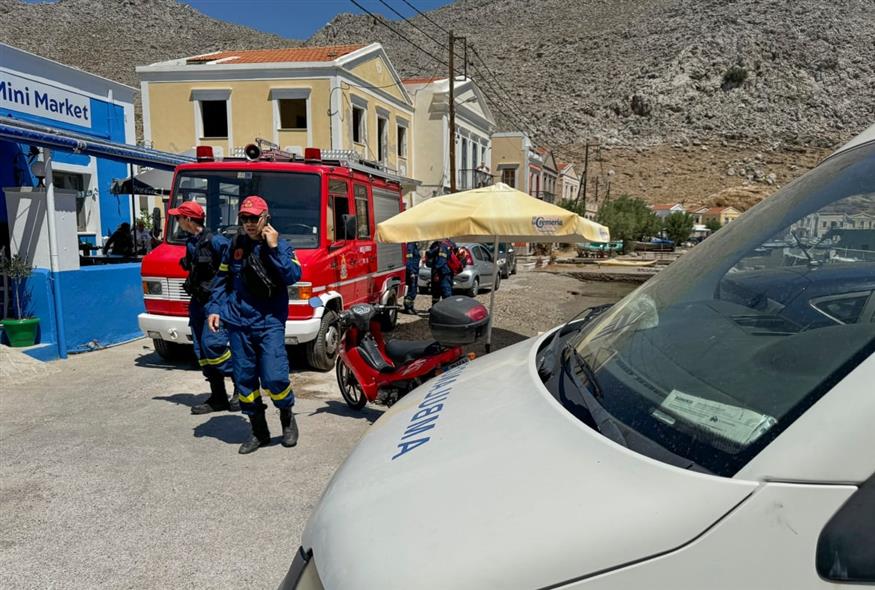 Σύμη: Πυροσβέστες και ασθενοφόρο κοντά στο σημείο που βρέθηκε νεκρός ο παρουσιαστής (AP Photo/Antonis Mystiloglou)
