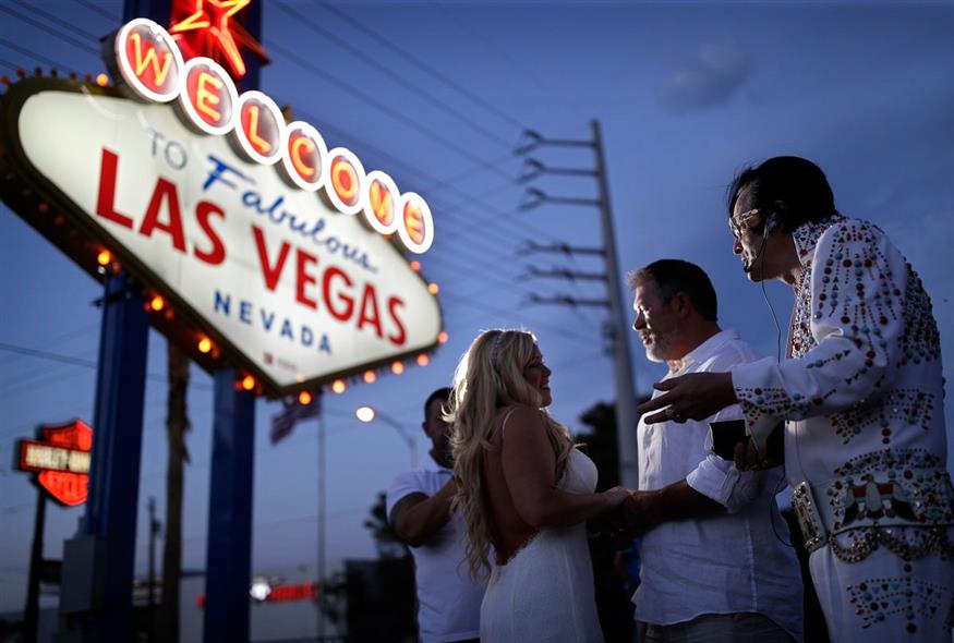 Γάμος στο Λας Βέγκας (AP Photo/John Locher)