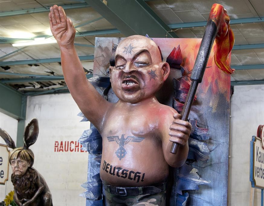 Μια καρικατούρα ναζί -κυριολεκτικά- για τα Καρναβάλια (AP Photo/Michael Probst)