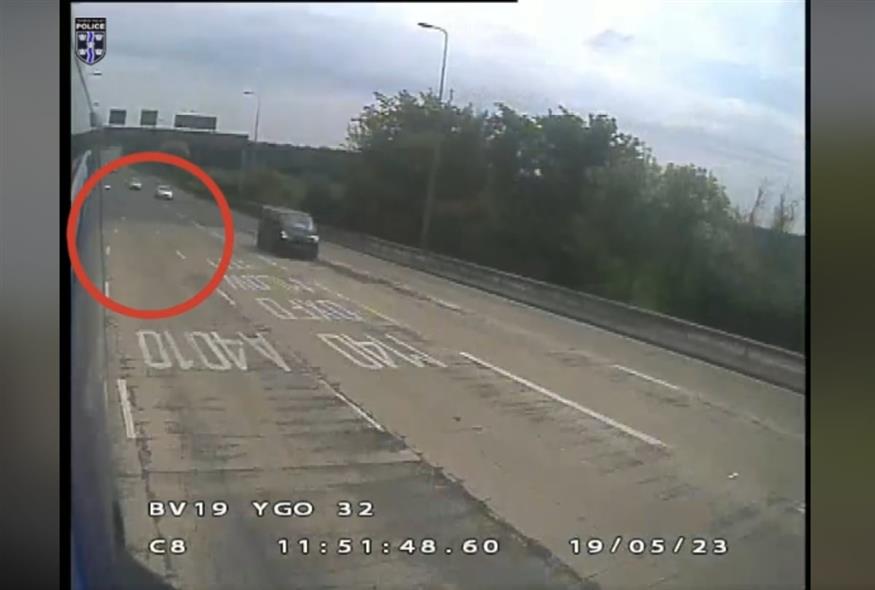 Αγγλία: Οδηγός πέρασε κόκκινο και προσέκρουσε σε άλλο όχημα (TVP Roads Policing)