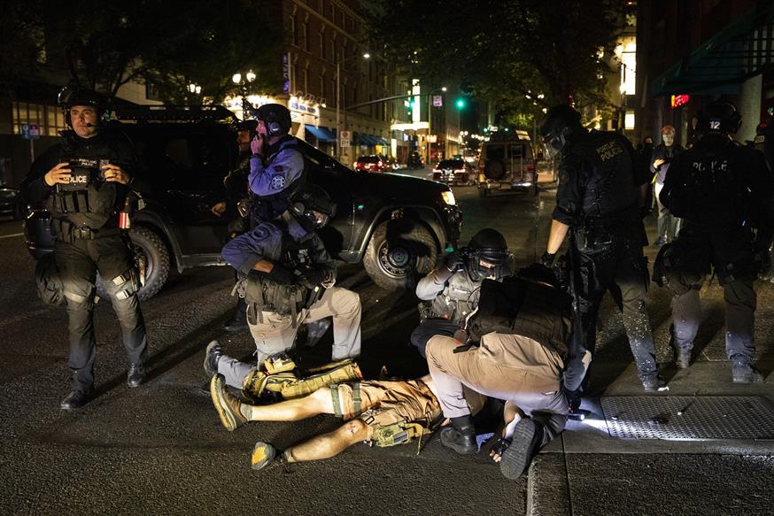 Στιγμιότυπο από τις ταραχές στην πόλη αυτή (AP Photo/Paula Bronstein)