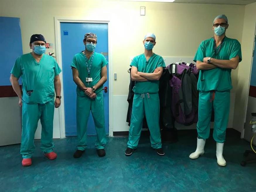 Ο γιατρός Πέτρος Τσαφρακίδης (πρώτος από δεξιά) μαζί με συναδέλφους του που έκαναν το εμβόλιο στη Σκωτία / φωτογραφία Πέτρος Τσαφρακίδης