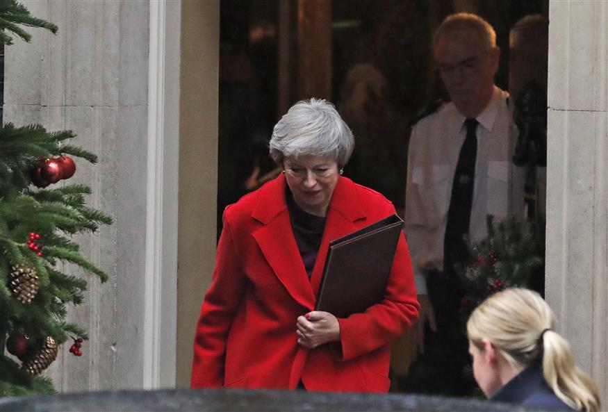 Η Τερέζα Μέι στο κατώφλι της Downing Street (AP Photo/Frank Augstein)