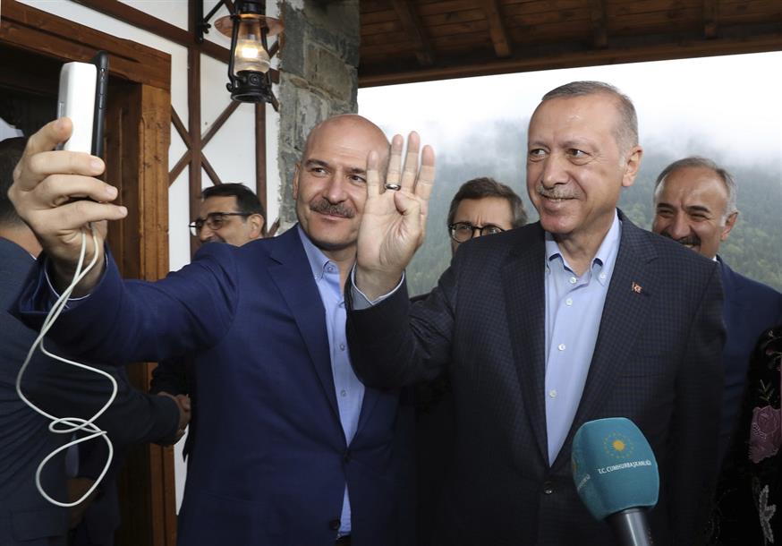 Ο υπουργός Εσωτερικών της Τουρκίας Σουλεϊμάν Σοϊλού μαζί με τον Τούρκο πρόεδρο Ρετζέπ Ταγίπ Ερντογάν (Presidential Press Service via AP, Pool)