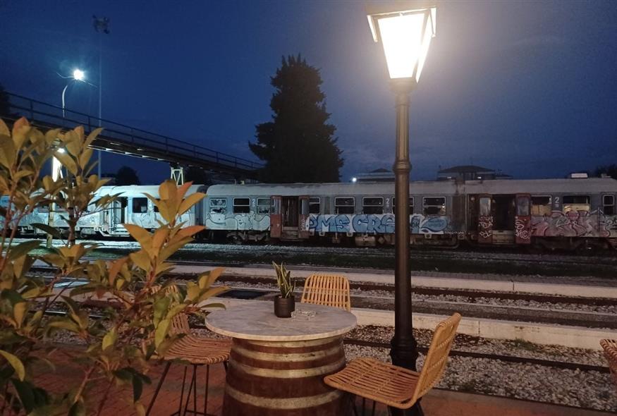 Ο Καρβουνιάρης σερβίρει φαγητό και ποτό με φόντο στον παλιό σιδηροδρομικό σταθμό | © Χριστίνα Τσαμουρά