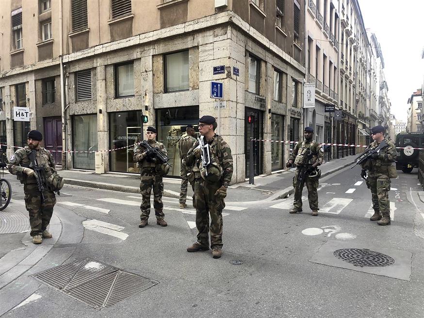 Οι αστυνομικές δυνάμεις απέκλεισαν την περιοχή (AP Photo/Sebastien Erome)