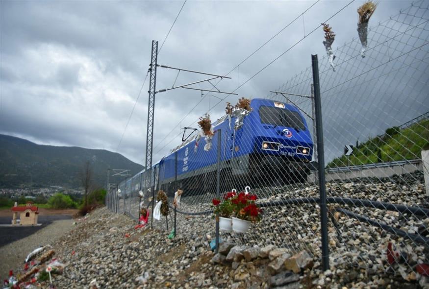 Ανατριχιάζει η στιγμή που, για πρώτη φορά μετά τη σιδηροδρομική τραγωδία, επιβατική αμαξοστοιχία περνάει από τα Τέμπη (larissanet.gr)
