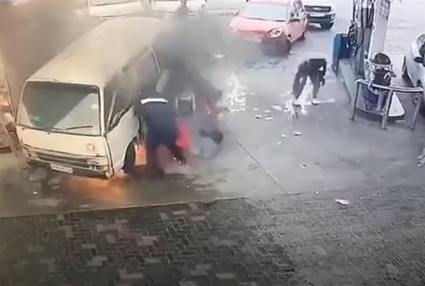 Η δραματική διάσωση επιβατών από βανάκι το οποίο τυλίχθηκε στις φλόγες