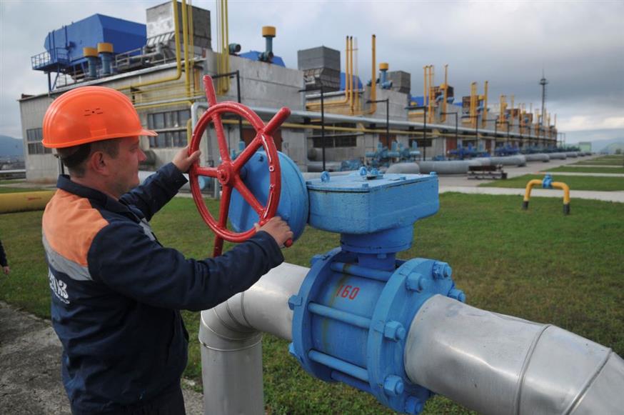 Εργάτης σε τερματικό αγωγού φυσικού αερίου στην Ουκρανία/Associated Press