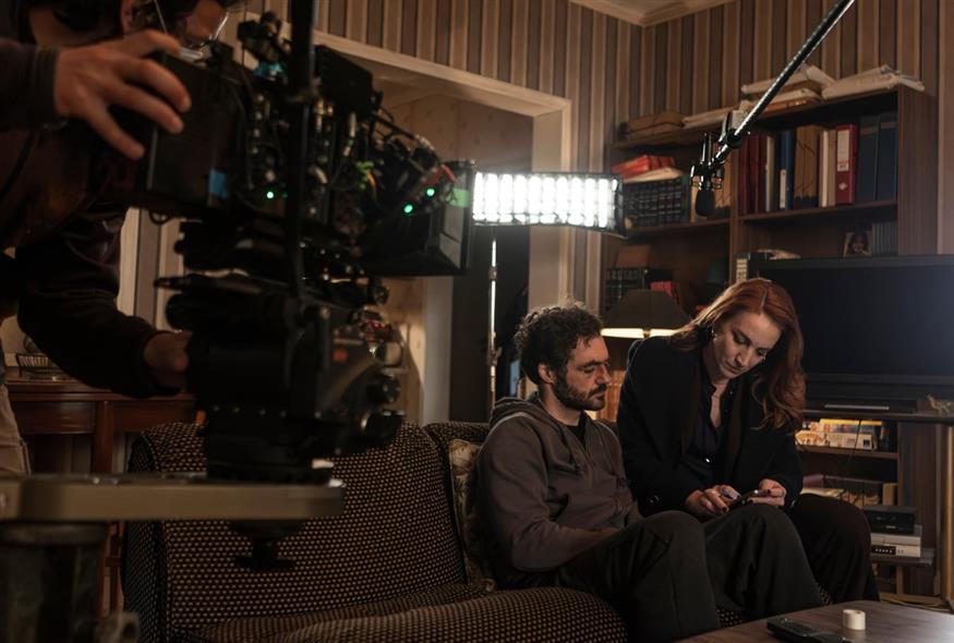 Η Στεφανία Γουλιώτη μαζί με τον Θάνο Τοκάκη στα γυρίσματα της σειράς «Σχέδιο Οδυσσέας» (Copyright: Δομνίκη Μητροπούλου)