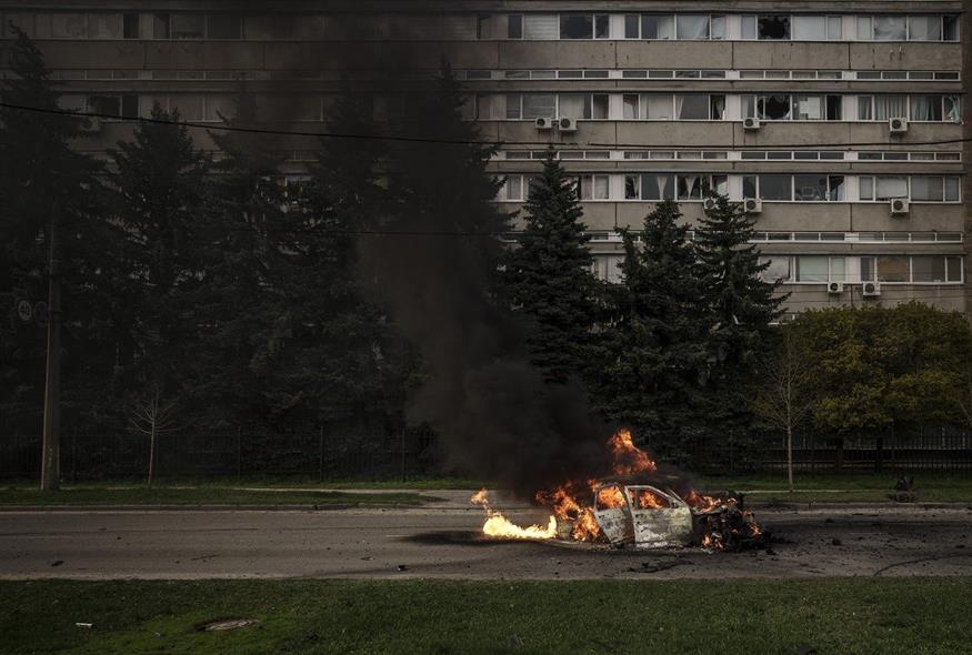 Φλεγόμενο αυτοκίνητο μετά από ρωσικούς βομβαρδισμούς στο Χάρκοβο (Associated Press)