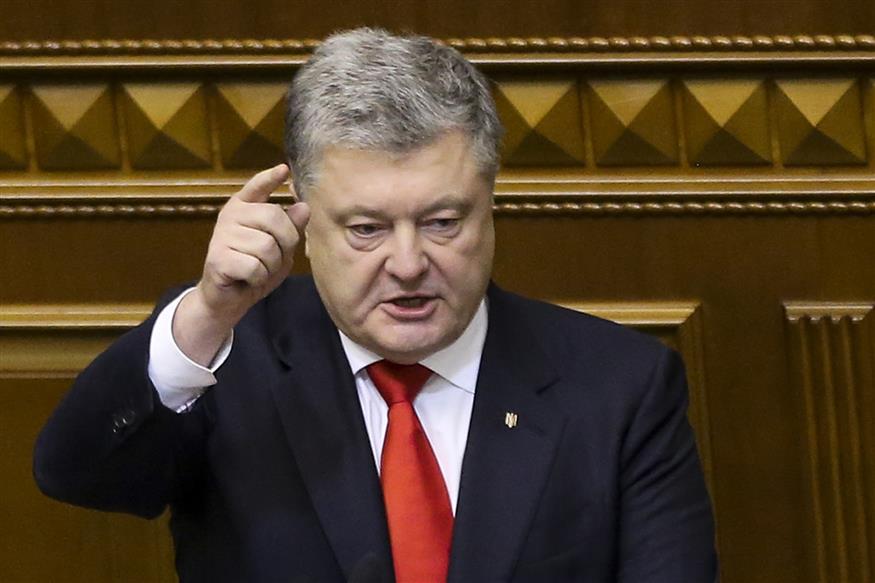Ο Πέτρο Ποροσένκο κατά τη διάρκεια ομιλίας του στο κοινοβούλιο του Κιέβου  (AP Photo/Efrem Lukatsky)