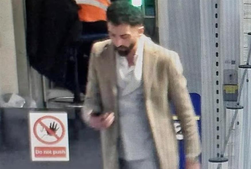 Ο φερόμενος δράστης σε αεροδρόμιο μετά τη δολοφονία (Essexx Police) Ο φερόμενος δράστης σε αεροδρόμιο μετά τη δολοφονία (Essexx Police)