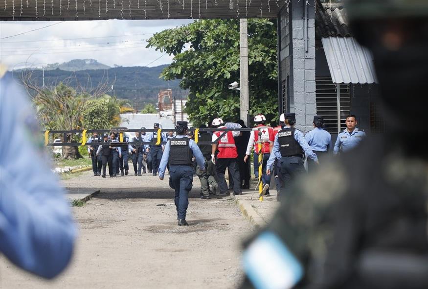 Αστυνομικοί φρουρούν την είσοδο της γυναικείας φυλακής στα περίχωρα της Τεγκουσιγκάλπα στην Ονδούρα (Associated Press)