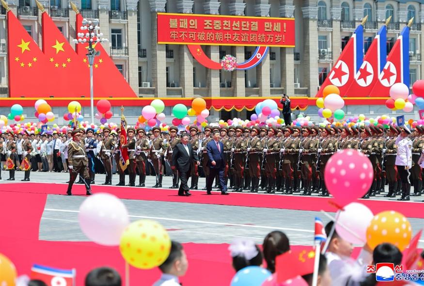 Σι Τζινπίνγκ - Κιμ Γιονγκ Ουν (KCNA via KNS via AP) Σι Τζινπίνγκ - Κιμ Γιονγκ Ουν (KCNA via KNS via AP)