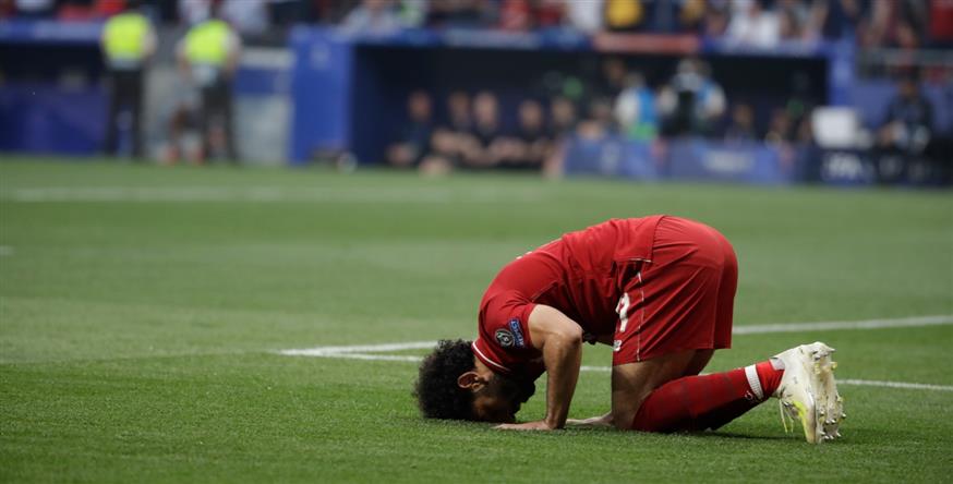 Ο Μοχάμεντ Σαλάχ προσεύχεται λίγο μετά την επίτευξη του πρώτου γκολ στον τελικό επί της Τότεναμ (AP)