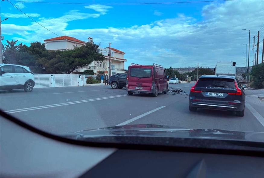 Τριπλή καραμπόλα στην Αθηνών-Σουνίου (Screenshot from Facebook) Τριπλή καραμπόλα στην Αθηνών-Σουνίου (Screenshot from Facebook)