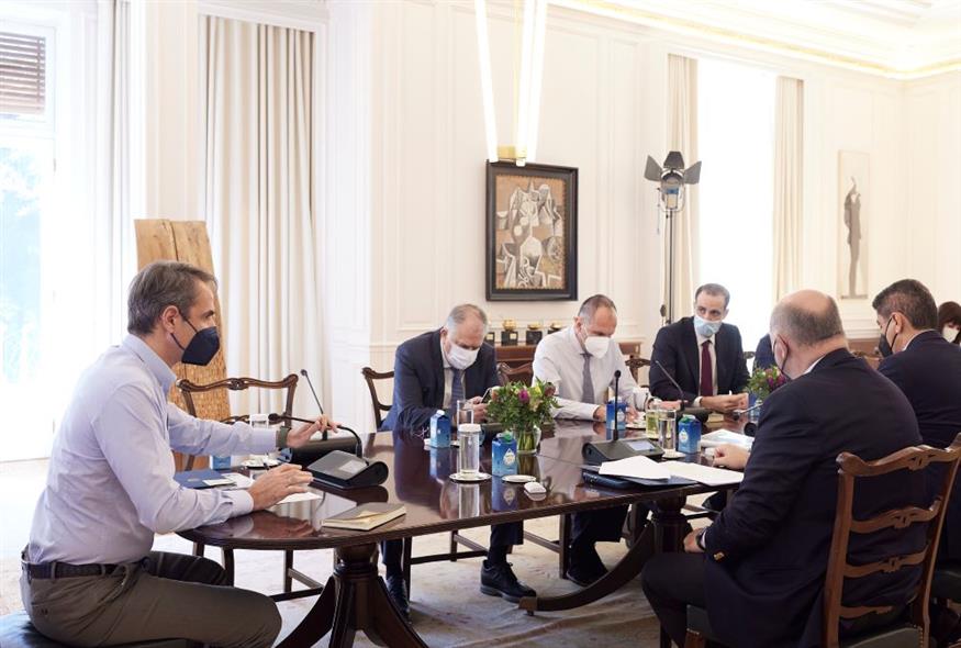 Ο Κυριάκος Μητσοτάκης προεδρεύει σύσκεψης για την οπαδική βία / Γραφείο Τύπου Πρωθυπουργού