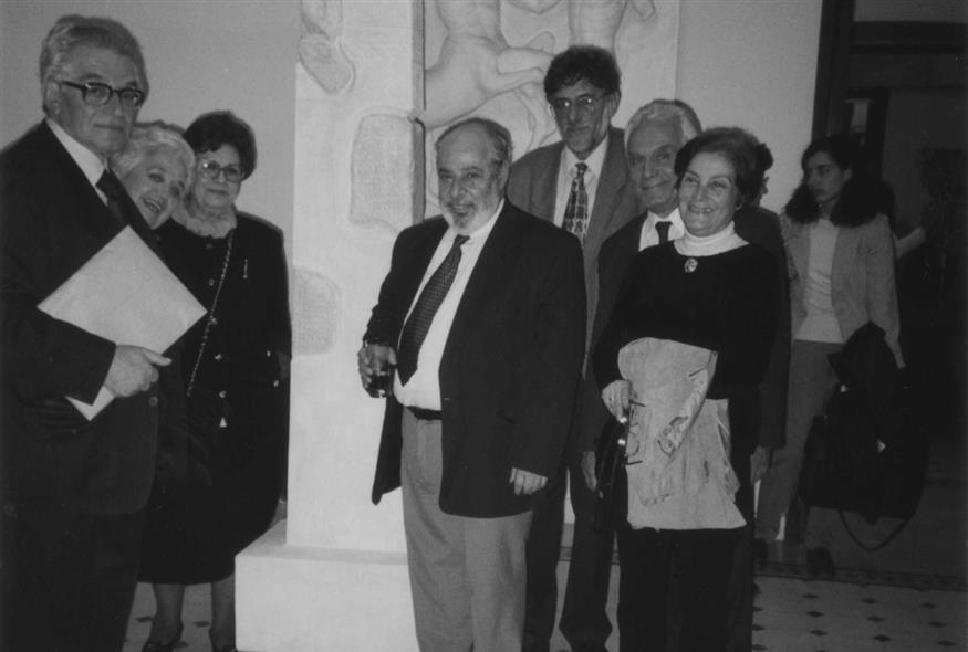 Φωτογραφία από εκδήλωση προς τιμή του Καθ. L. Beschi στο Κέντρο Μελετών Ακροπόλεως το 1999. Από αριστερά: ο τιμώμενος με τους Ε. Τουλούπα, K. Beschi, Γ. και Κ. Δεσπίνη, Α. Μάντη και Φ. Στράτο (Copyright: Ενημερωτικό Δελτίο της Ένωσης Φίλων Ακροπόλεως, Τεύχος 24, 2013-2014)