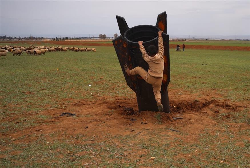 Φωτογραφίες με κατοίκους να επιθεωρούν έναν ανέκρηκτο ιρανικό πύραυλο σε χωράφι στη Συρία (AP Photo/Baderkhan Ahmad)