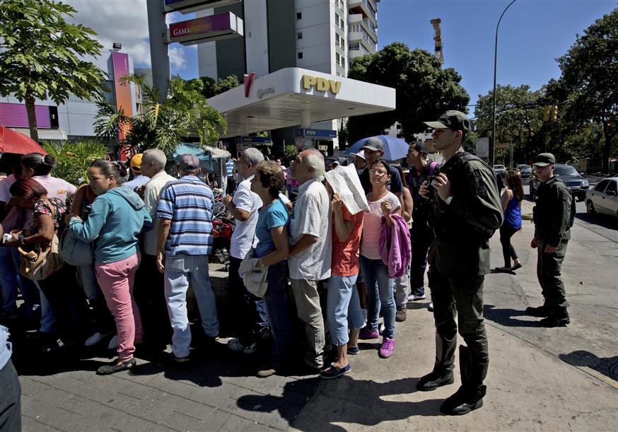 Στην ουρά οι Βενεζουελανοί για να μπουν σε σούπερ μάρκετ (AP Photo/Fernando Llano)