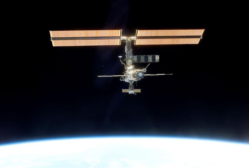 Ο Διεθνής Διαστημικός Σταθμός (ISS) πάνω από τη Γη (NASA via AP)
