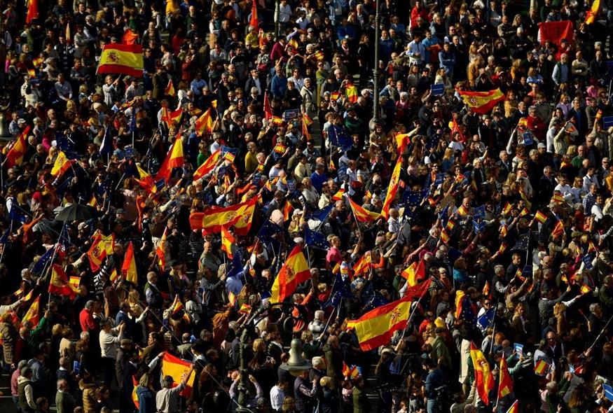 Στους δρόμους δεκάδες χιλιάδες Ισπανοί κατά της αμνήστευσης Καταλανών αυτονομιστών από την κυβέρνηση Σάντσεθ (Associated Press)