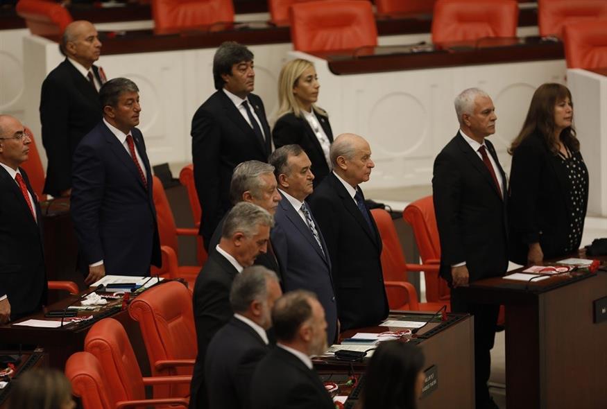 Τα μέλη του τουρκικού εθνικιστικού κόμματος, MHP, στο κοινοβούλιο (Associated Press)