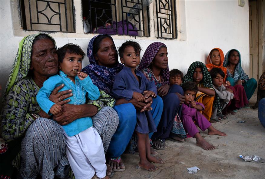 Χιλιάδες άτομα απομακρύνονται από την Ινδία και το Πακιστάν καθώς πλησιάζει ο κυκλώνας Biparjoy