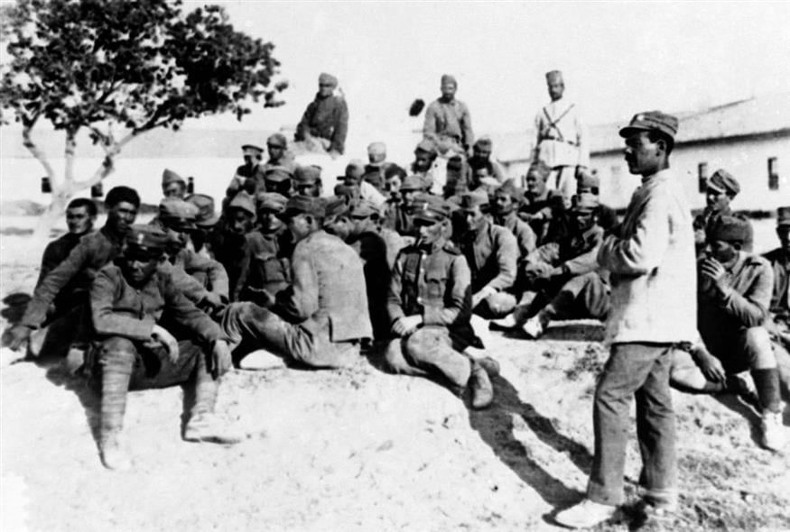 Έλληνες στρατιώτες αιχμάλωτοι σε τουρκικό στρατόπεδο συγκέντρωσης το 1922 (Associated Press)
