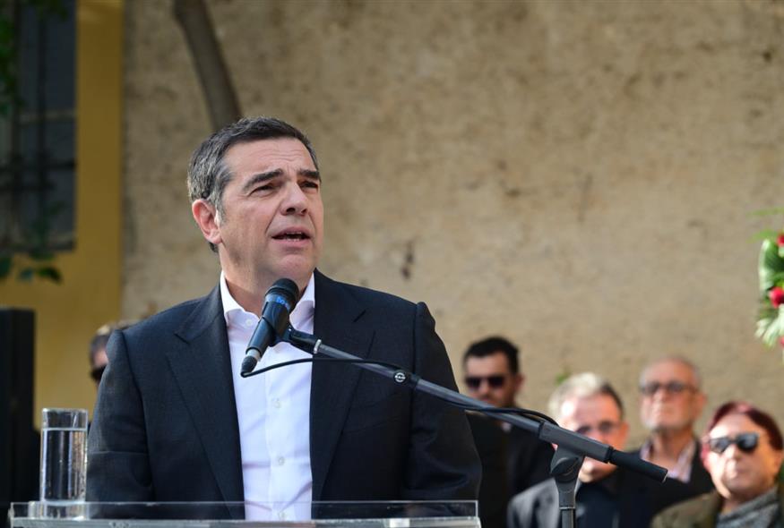 Ο Αλέξης Τσίπρας στην πολιτική κηδεία του Αλέκου Φλαμπουράρη (ΤΑΤΙΑΝΑ ΜΠΟΛΑΡΗ/EUROKINISSI)