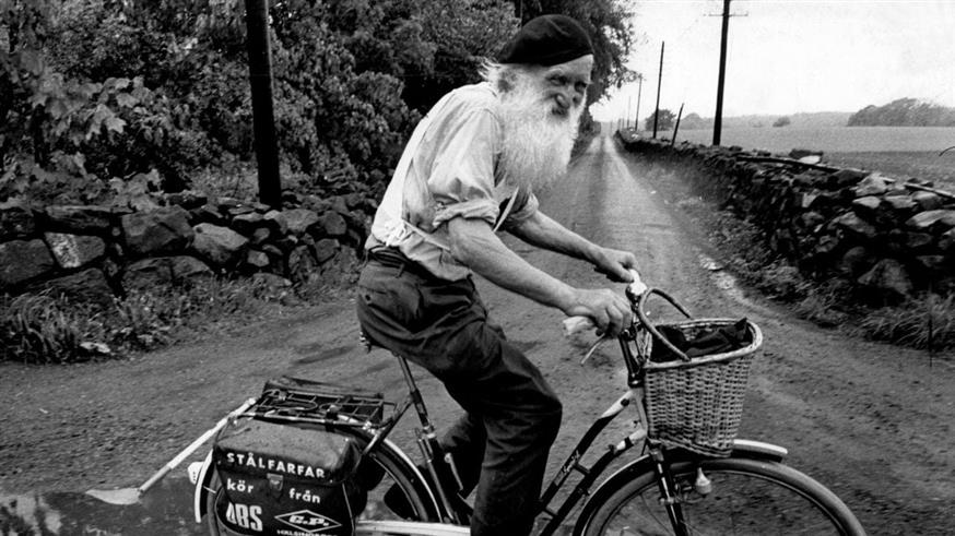 Με ένα παλιό σκουριασμένο ποδήλατο!