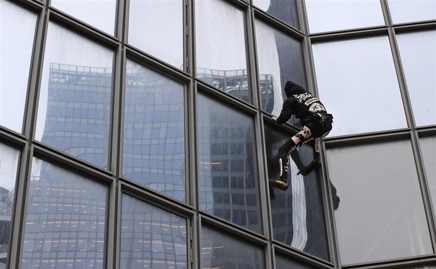 O Γάλλος Spiderman, επί τω έργω... (AP Photo/Michel Euler)