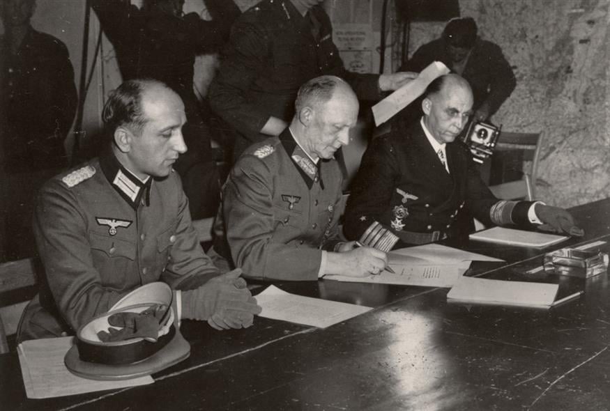 Ο Γιόντλ, στη μέση, υπογράφει τη συνθηκολόγηση της Γερμανίας. /copyright Ap Photos