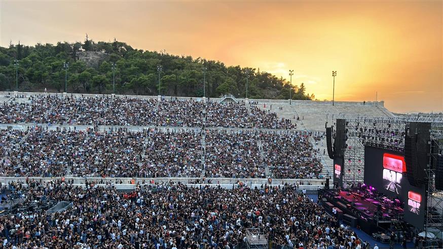 Πλήθος κόσμου από νωρίς στο Καλλιμάρμαρο για τη συναυλία για τα Τέμπη