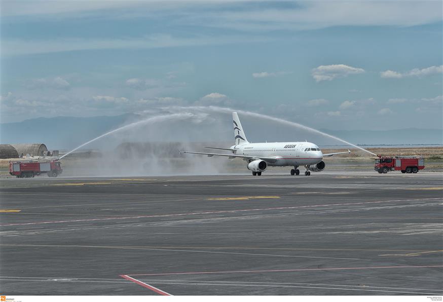 Με μία αψίδα νερού υποδέχθηκαν την πρώτη πτήση στο αεροδρόμιο Μακεδονία (Copyright: Eurokinissi/Νίκος Βερβερίδης)