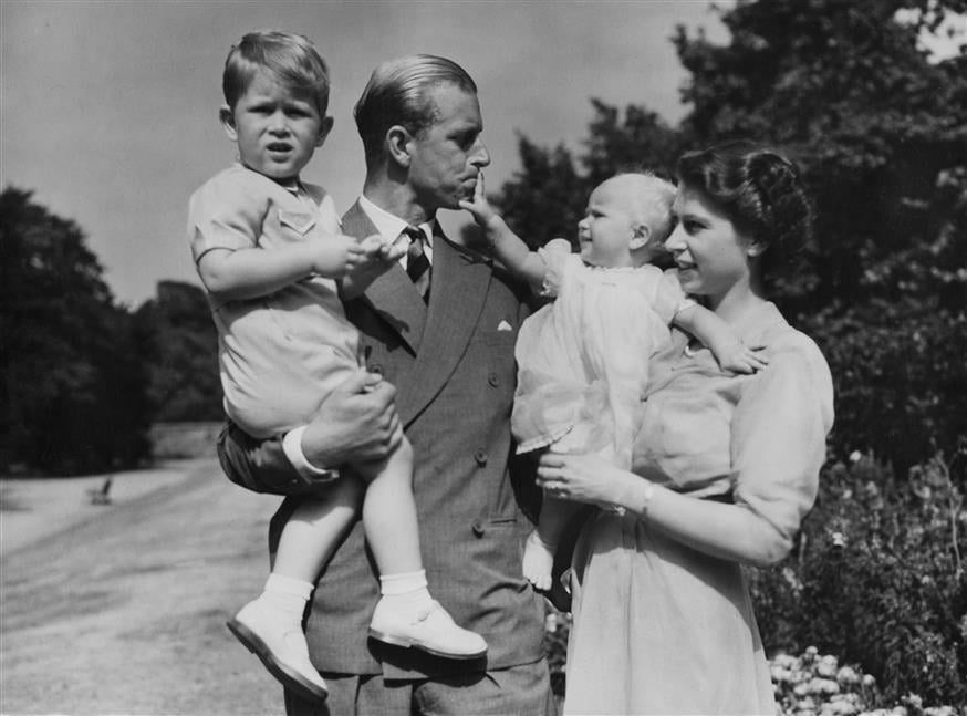 Ο πρίγκιπας Φίλιππος επισκέφθηκε την Ελλάδα με την τότε πριγκίπισσα Ελισσάβετ και τα παιδιά τους το 1950 (Copyright: AP PHOTOS)