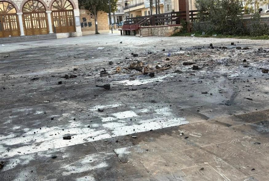 Καταστροφές από το κάψιμο του Ιούδα στο Ηράκλειο (πηγή: patris.gr) Καταστροφές από το κάψιμο του Ιούδα στο Ηράκλειο (πηγή: patris.gr)