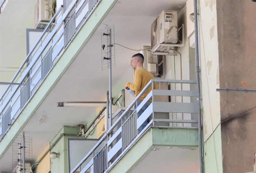 Ο 20χρονος που απειλούσε να πέσει από τον 3ο όροφο πολυκατοικίας στη Θεσσαλονίκη (INTIME)