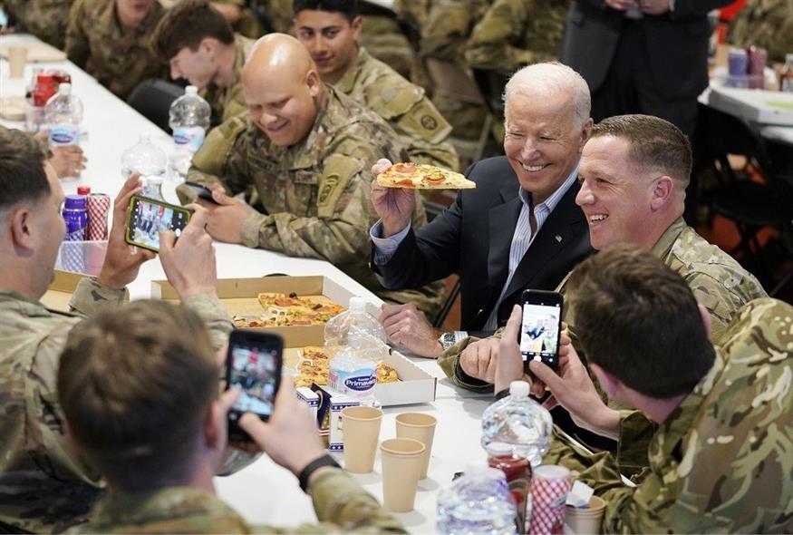 Ο πρόεδρος των ΗΠΑ με αμερικανούς στρατιώτες στην Πολωνία (Associated Press)