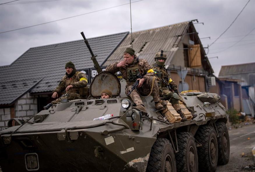 Ουκρανοί στρατιώτες οδηγούν ένα θωρακισμένο στρατιωτικό όχημα στα περίχωρα του Κιέβου / AP Photo/Emilio Morenatti