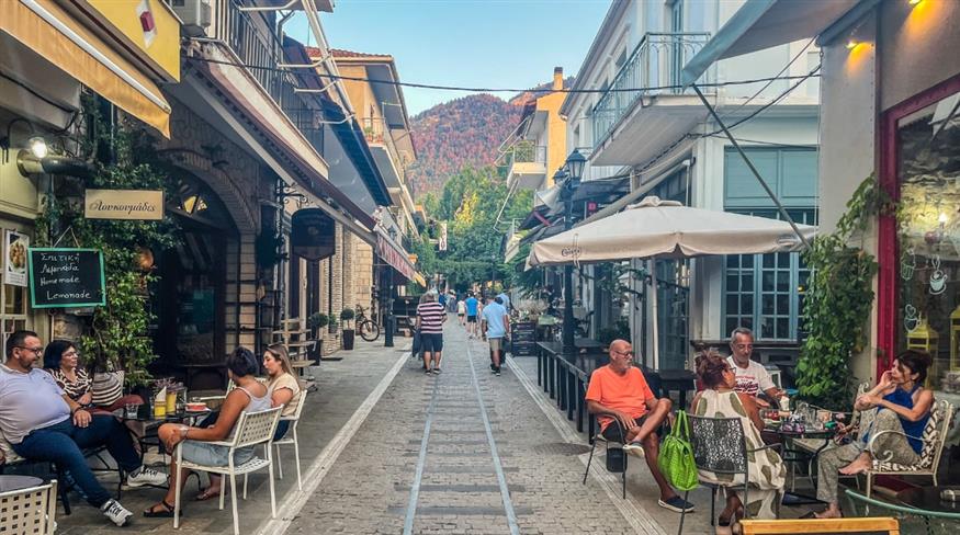 Περπατώντας στον πεζόδρομο της κεντρικής αγοράς (Copyright: Ethnos.gr)