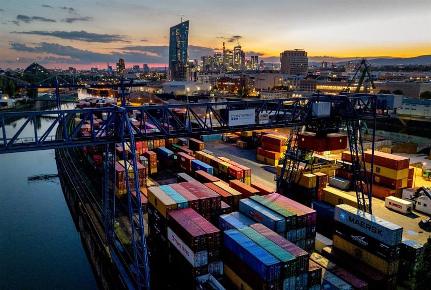 Κοντέινερ στη Γερμανία (AP Photo/Michael Probst)