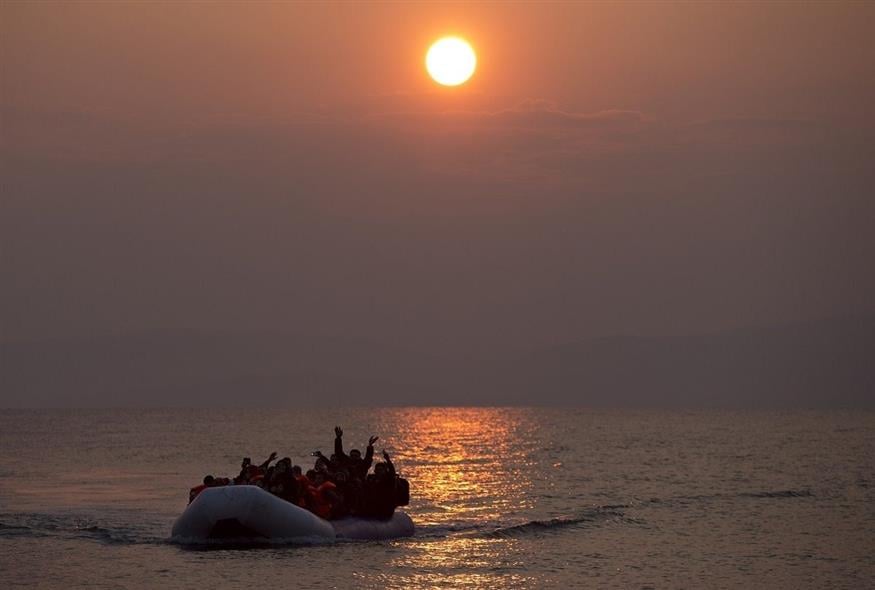 Βάρκα με μετανάστες στη Λέσβο (φωτογραφία αρχείου / Associated Press)